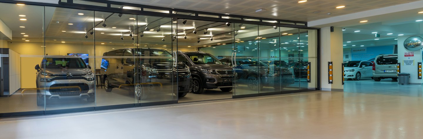 Nowe samochody wystawione w nowoczesnym salonie dealerskim.
